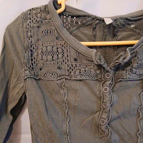 FREE PEOPLE Shell Lace Henley T-shirt Top XS Green Scoop neck Gold Coast LS - Picture 5 of 12